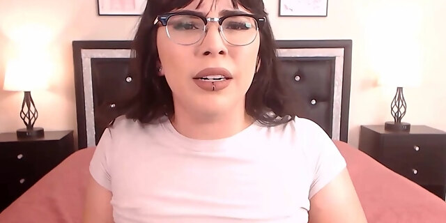 babes,big tits,boobs,latina,piercing